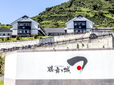 緑に囲まれた建物風景
