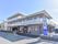 建物は鉄筋コンクリート造の地上3階建てで、外壁は茶色となっている。また、道路に面した建物の表には青色の看板が出ている。