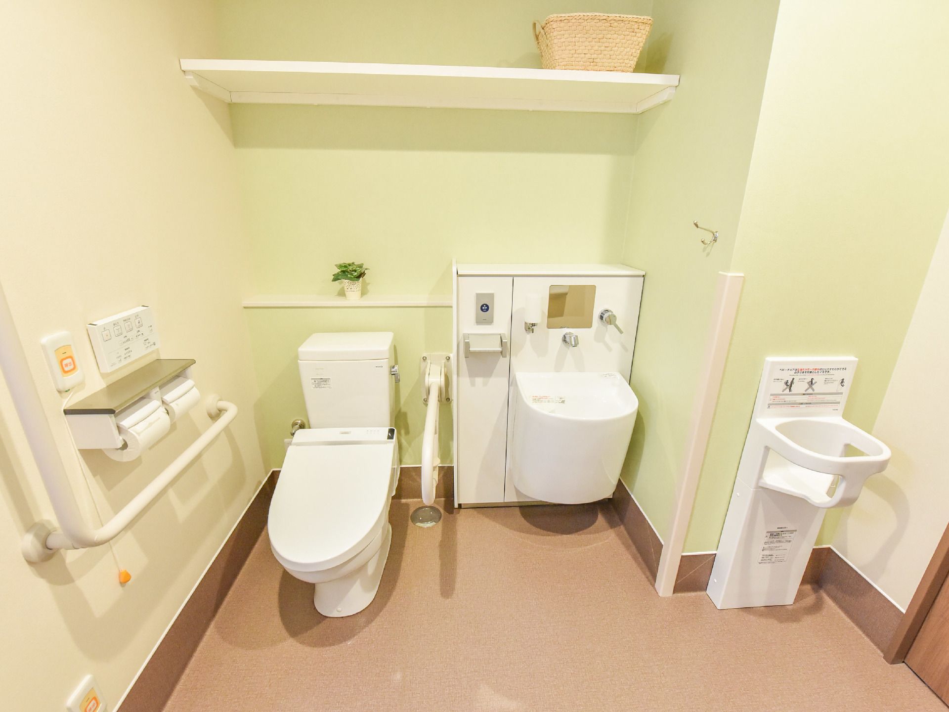 温水洗浄機能が付いたトイレとなっている。トイレ内で急な体調変化が起きた時、スタッフを呼べるようナースコールが付いている。