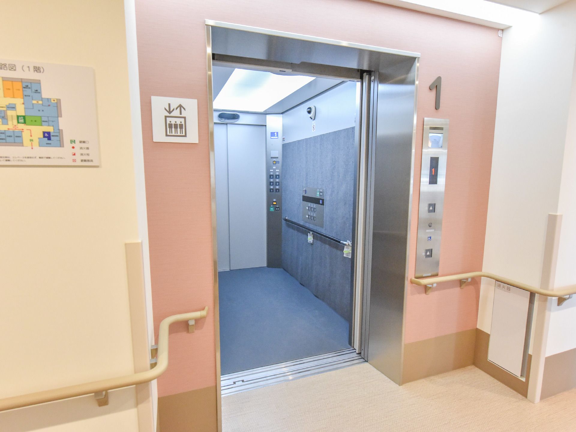 杖をついて歩行される方に配慮して、エレベータ内は手すりが取り付けられている。また、入り口から入って、正面の扉が出口となっている。