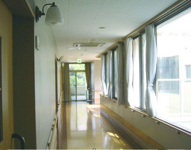 明るい廊下の風景