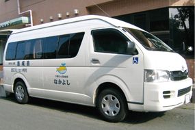 送迎車両の側面ビュー