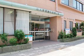 明るい入り口の施設外観