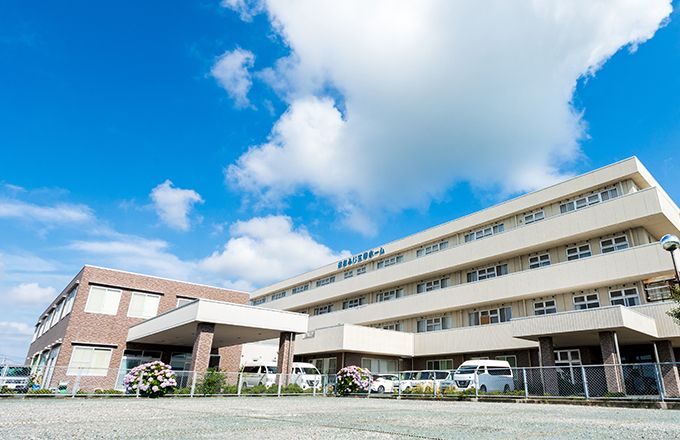 広々とした施設の外観