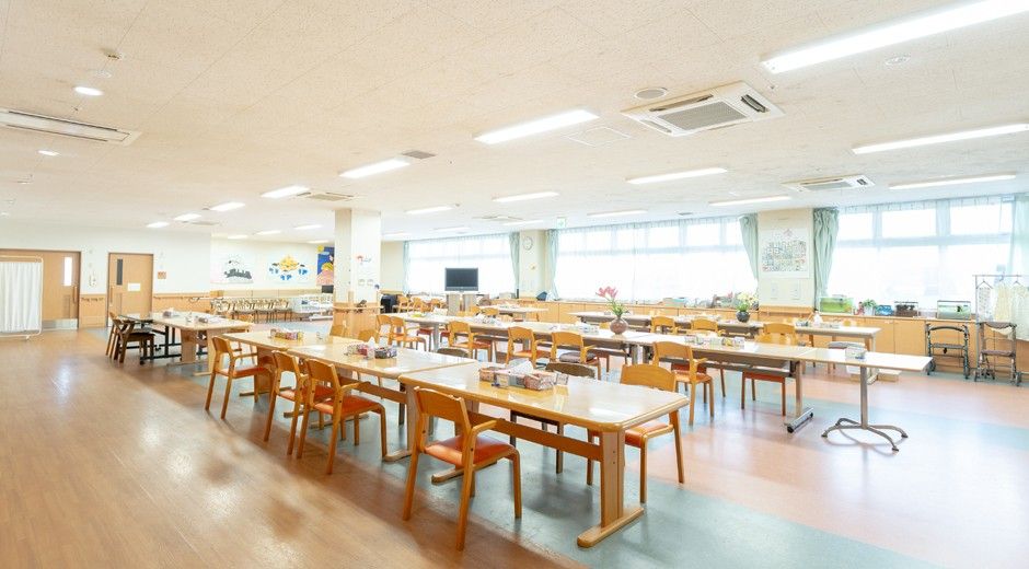 広々とした明るい食堂