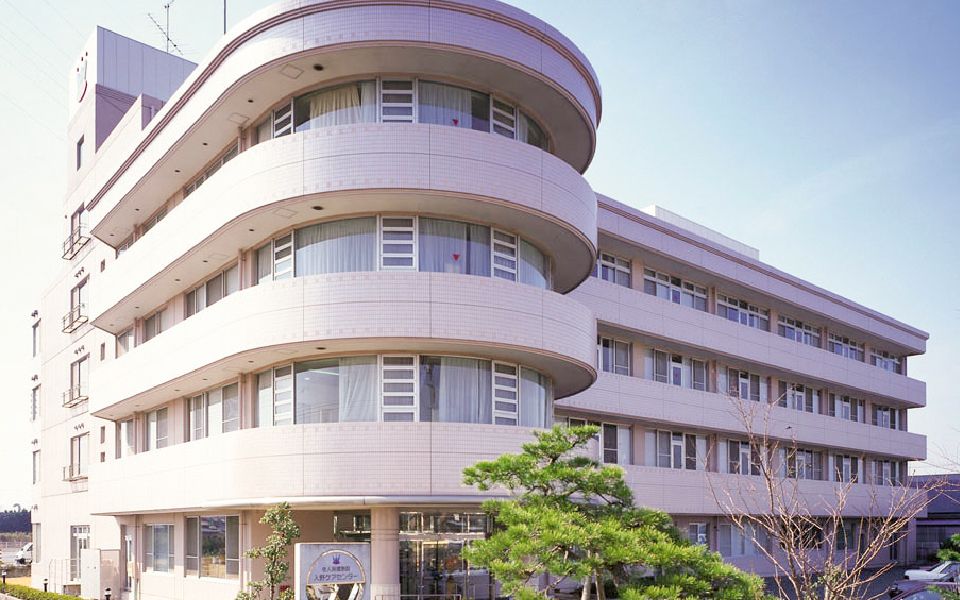 明るい外観の建物