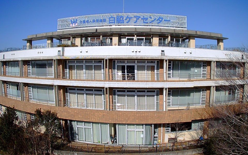 円形の建物外観