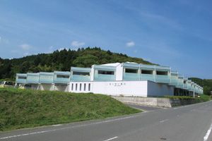 緑に囲まれた建物外観