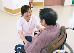 笑顔で会話するスタッフと利用者
