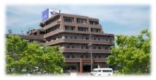 緑に囲まれた建物外観
