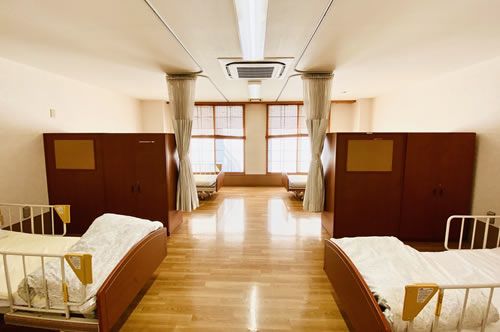 明るい共同の寝室