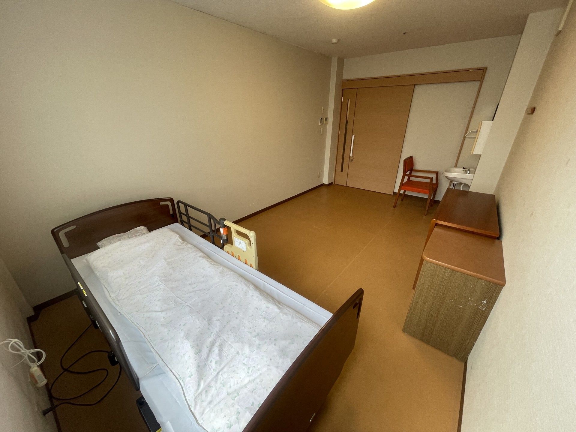 シンプルな個室の様子