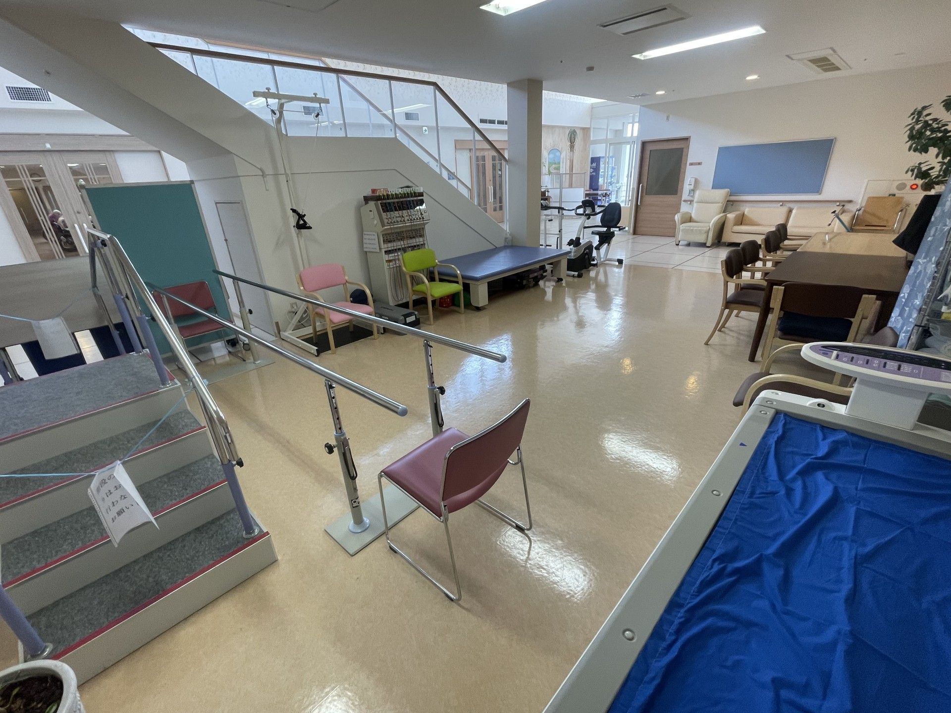 リハビリ用具が並ぶ空間