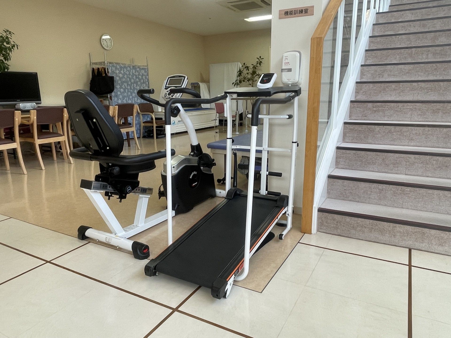 運動器具と階段のある部屋