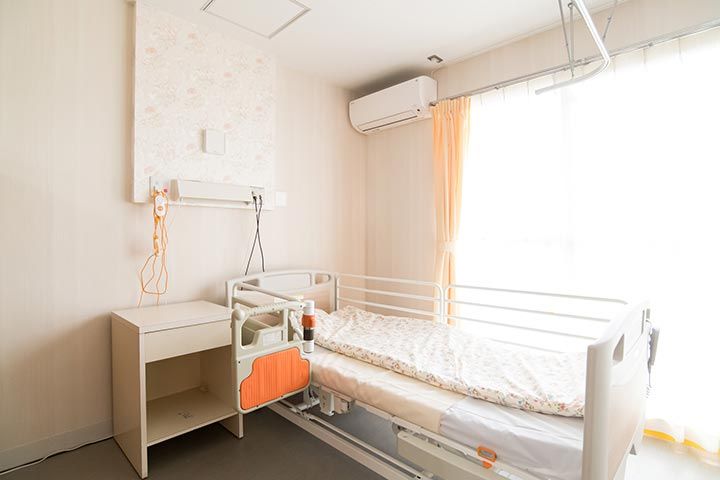 明るい個室の寝室