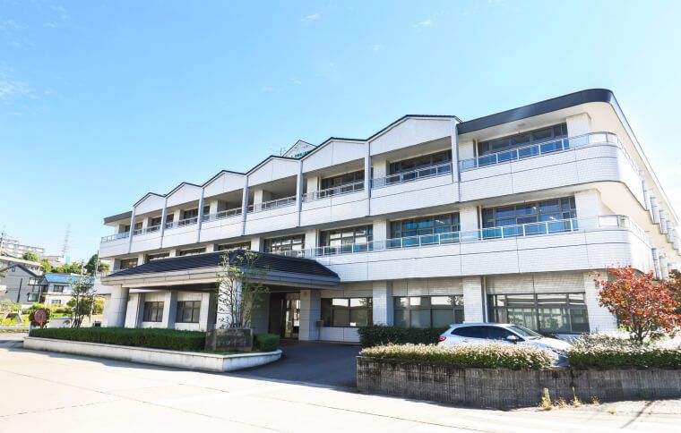明るい外観の建物正面