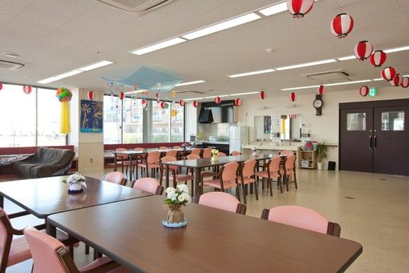 飾り付けされた共有ダイニング