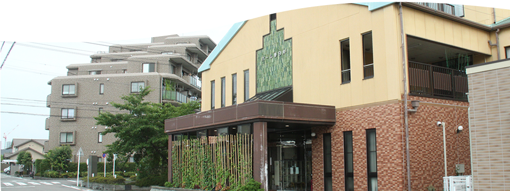 ゆったりとした入口の建物