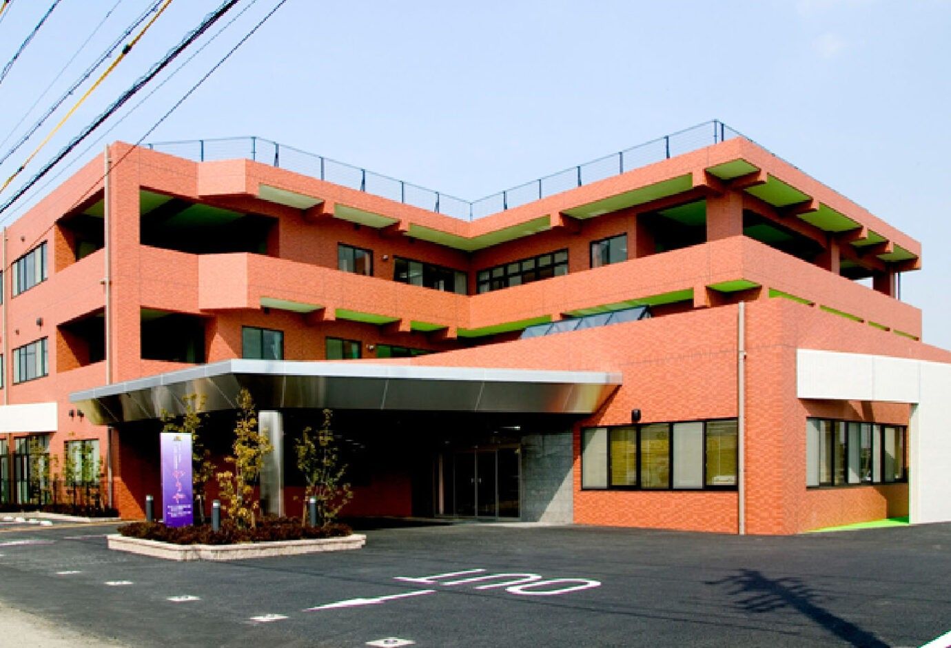 明るい外観の建物
