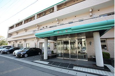 明るいエントランスの建物