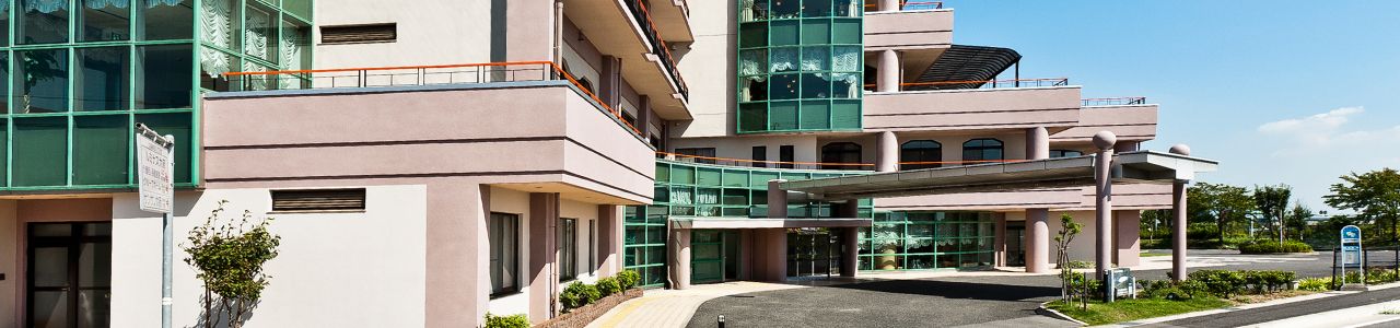 ゆったりとした施設の外観