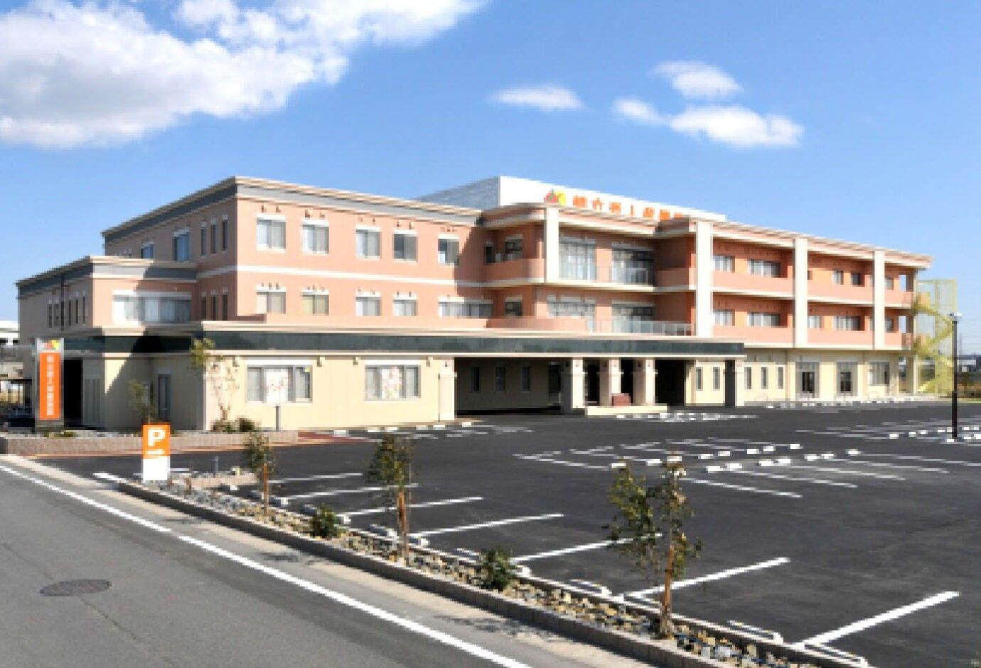 広々とした駐車場のある建物