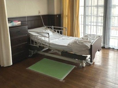 ベッドと窓のある部屋