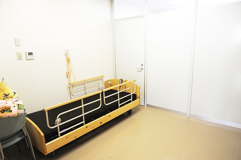 明るい個室のベッドエリア