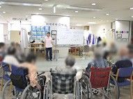 集会中の広間
