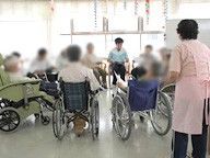 車椅子の方々と職員の集まり