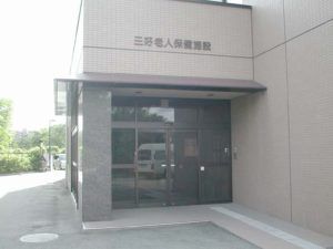 入口のある建物正面