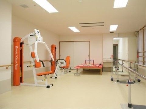 ライフコミューン市ヶ尾のリハビルーム。一人ひとりに合わせた介護メニューを作成しておりますので、毎日を無理なくお過ごしいただけます。