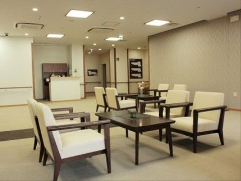 ライフコミューン市ヶ尾の共有スペース。ご家族やご友人とのご面会や入居者様同士でのご歓談にお使いいただける共有スペースです。