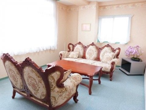 ライフコミューン市ヶ尾の共有スペース。ご面会やスタッフへの相談、入居者様同士でのご歓談にお使いいただけます。