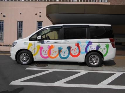 カラフルなデザインの送迎車