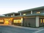 夕暮れ時の建物外観