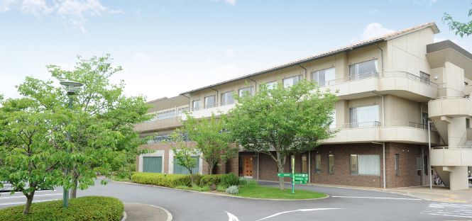 緑豊かな施設外観