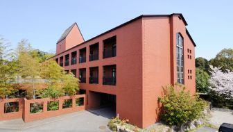 赤レンガ造りの建物外観