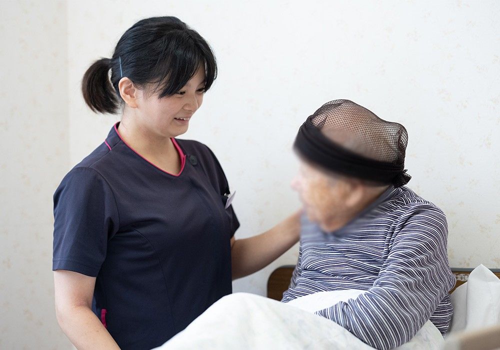 優しい介護士と利用者の交流