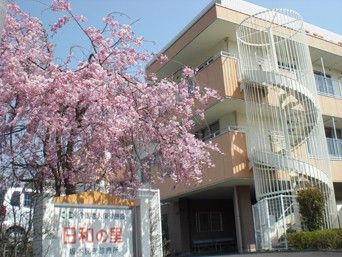 桜と建物の外観