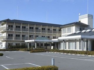 広い駐車場の建物