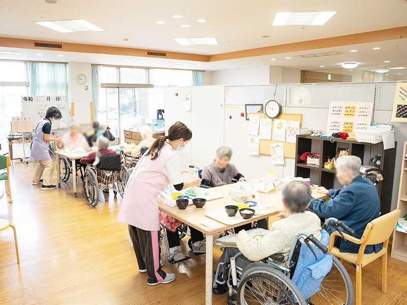 食事を楽しむ皆さんの様子