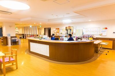 明るい受付カウンター