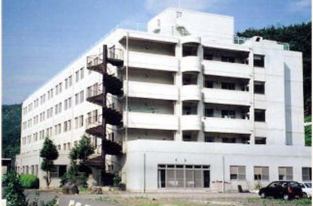白い建物の外観