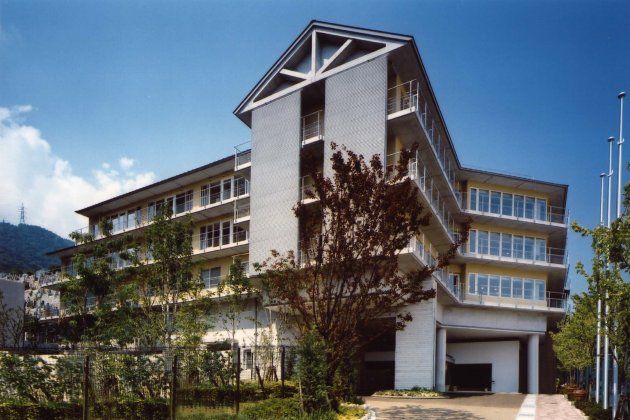 自然に囲まれた建物外観
