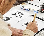 創作活動を楽しむ高齢者