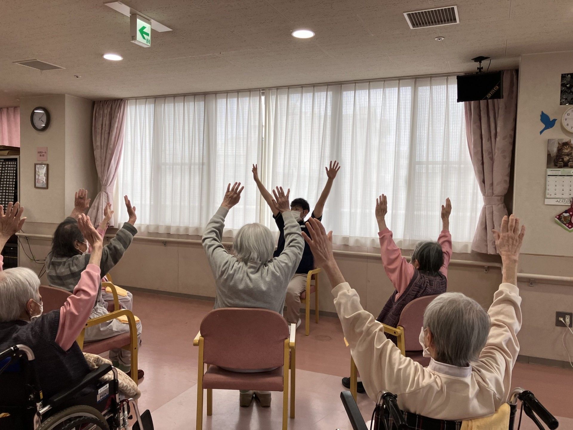 活動中の明るいリビング