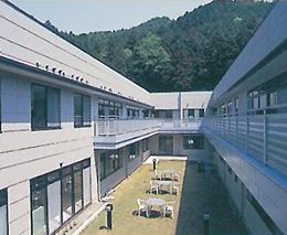 自然に囲まれた施設の中庭