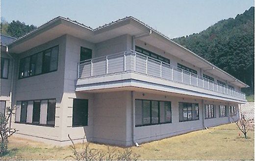 ゆったりとした施設の外観