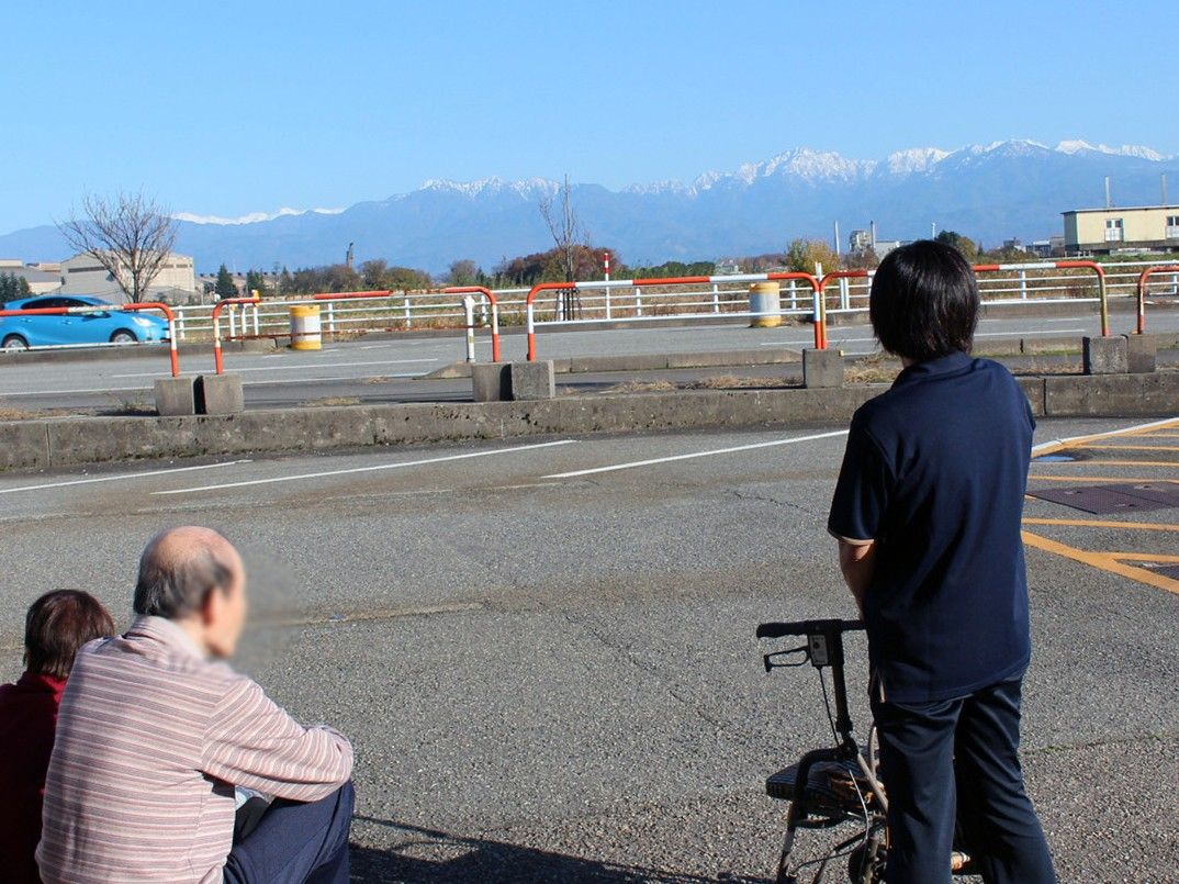 遠くの山々を眺める人々